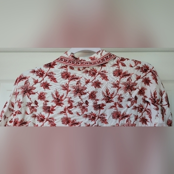 Max Studio NWT $98 Women's 100% Rayon White Black Red Floral Button Front Blouse - Picture 6 of 11